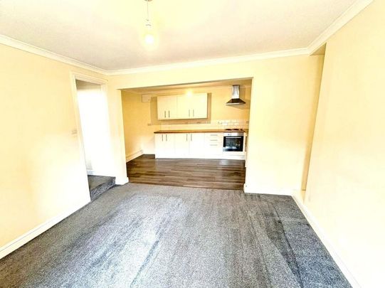 3 bedroom end of terrace house to rent - Photo 1