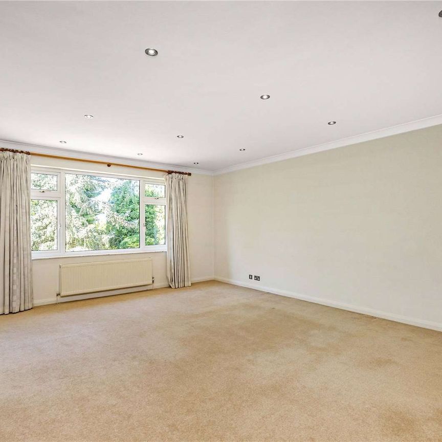 A spacious six bedroom house located in a gated development with a large private garden and garage. - Photo 1