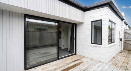 Luxury Living in Prime Location - 3 Bedroom Designer Apartment - Photo 4