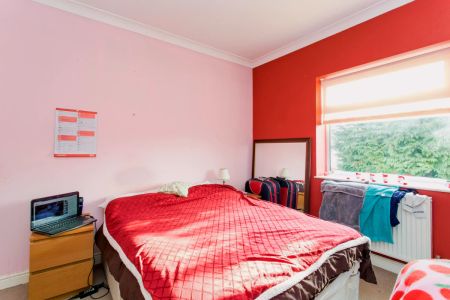 Spacious double bedroom, in Barkingside - Photo 4