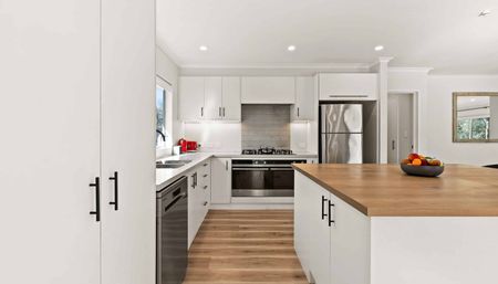 Bright and Spacious 4-Bedroom Family Home - Photo 4