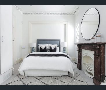 Grand Victorian Free Standing 4 Bedroom House - Centrally Located - Photo 4