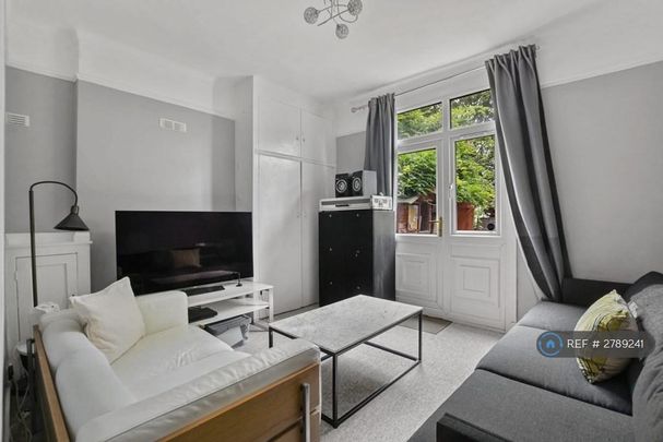 1 bedroom in a flat share to rent - Photo 1