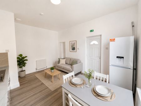 2 Bed Flat, Hartley Road, NG7 - Photo 2