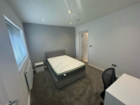 5 bedroom semi-detached house to rent - Photo 2