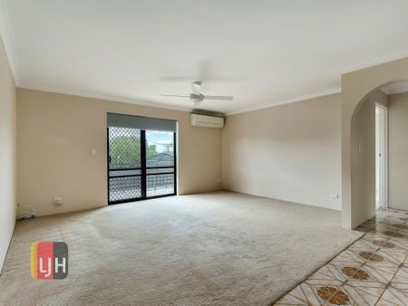 ONE OF THE BIGGEST TWO BEDROOM UNITS IN PRIME LOCATION! - Photo 4
