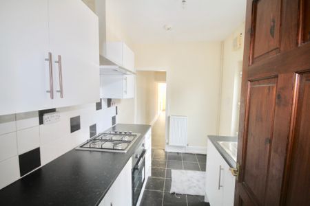 AVAILABLE NOW TWO DOUBLE BEDROOM S DINING ROOM FRONT RECEPTION ROOM GARDEN ON STREET PARKING CENTRAL HEATING - Photo 3