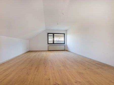 3,5-ZIMMERWOHNUNG MIT EINBAUKÜCHE UND BALKON IM 2-PARTEIENHAUS - Photo 2