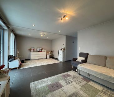 Charmante woning met 2 slaapkamers en ruime tuin te Izegem - Photo 1