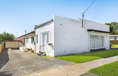 Charming 3-Bedroom Cottage with Studio | Spacious Living in Prime Fairy Meadow Location - Photo 4