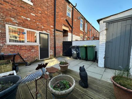 2 bedroom terraced house to rent - Photo 2