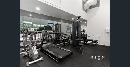 On leafy St Kilda Road sits this stunning unfurnished two bedroom residence - Photo 5