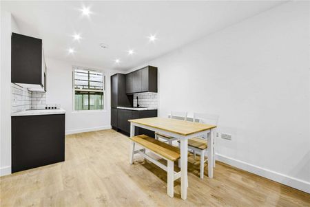 Newly refurbished, well presented three bedroom apartment close to Battersea Park - Photo 3