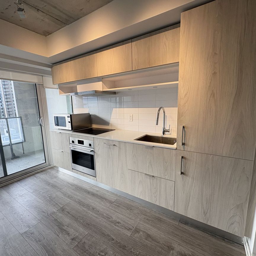 For Lease - 8 Hillsdale Avenue Unit# 826, Toronto, Ontario - Photo 1