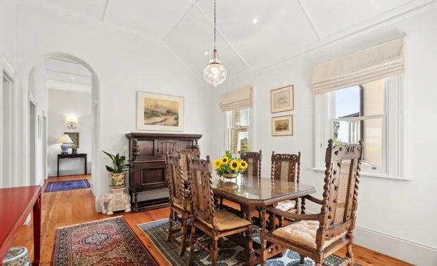 Elegant Top-floor Apartment in a Grand Sandstone Residence - Photo 1