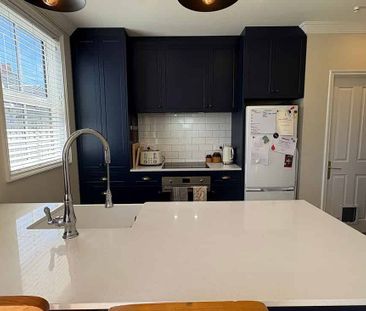 Sunny, Spacious & Super Handy - Photo 5