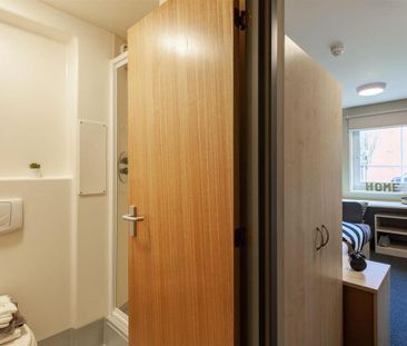 1 bedroom in a flat share to rent - Photo 5