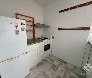 Spacious Apartment with City Glimpses in the Heart of Highgate Hill - Photo 6