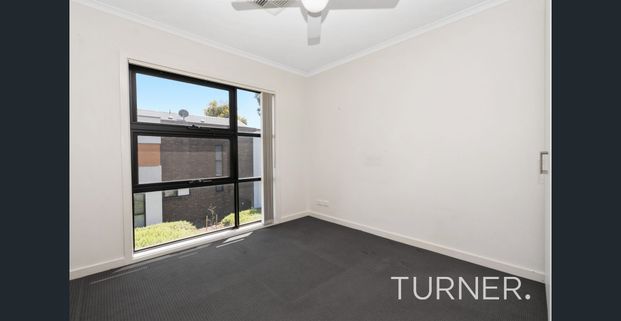 Modern 3 Bedroom Townhouse Opposite Parkland - Photo 1