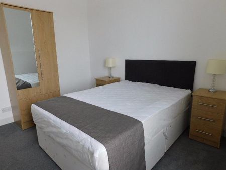 3 bedroom flat to rent - Photo 5