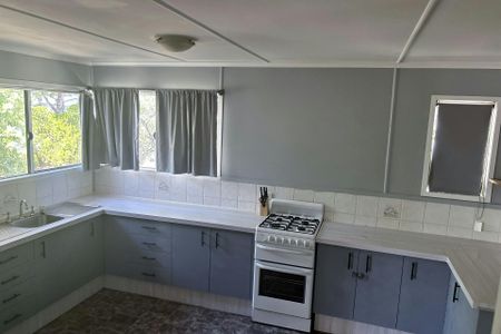 Spacious 3-Bed Family Home | Walk to School & Club! - Photo 4