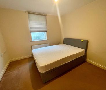 SPACIOUS ONE BEDROOM, TOWN CENTRE (P05092) - Photo 3