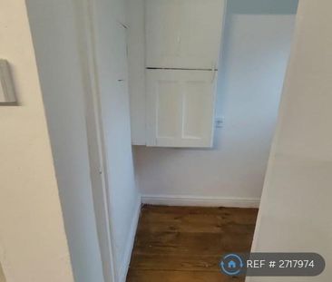 2 bedroom semi-detached house to rent - Photo 4