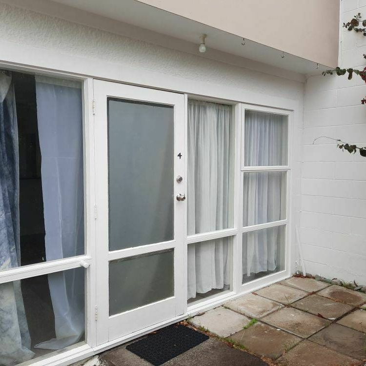 Spacious living area! - Photo 1