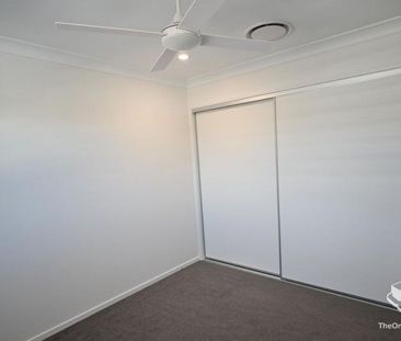 LUXURY 4 BEDROOM TOWNHOUSE 2 LIVING AREAS - Photo 4