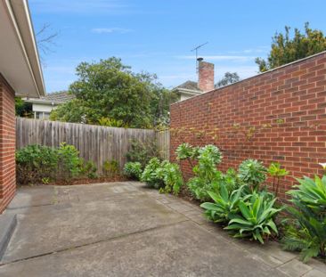 Brilliant Townhouse Well Positioned Opposite Wattle Park - Photo 4