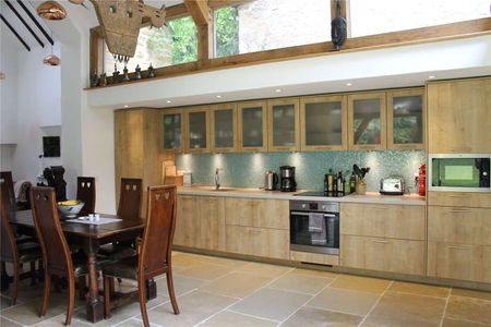 A beautiful, Cotswold stone, three bedroom cottage in the heart of this popular village. - Photo 5