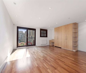 A spectacular find from Savills - a spacious 3/4 double bedroom, 3 ... - Photo 6