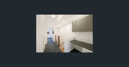 MODERN TOWNHOUSE CLOSE TO WESTFIELD CARINDALE - Photo 4