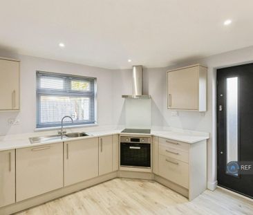 3 bedroom semi-detached house to rent - Photo 2
