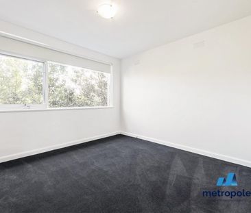 LIGHT- FILLED APARTMENT IN PRIME CAMBERWELL LOCATION - Photo 2