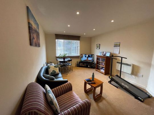 2 bed flat to rent in Cossack Street, Rochester, ME1 - Photo 1