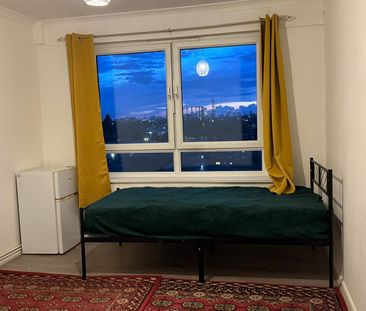 Room in a Shared Flat, Loxford Road, IG11 - Photo 1