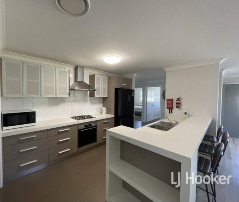 Large, Fully Furnished Family Home - Photo 1