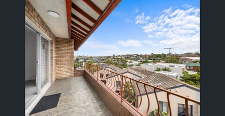 Top Floor Bright and Breezy Apartment Steps to Clovelly Beach - Photo 3