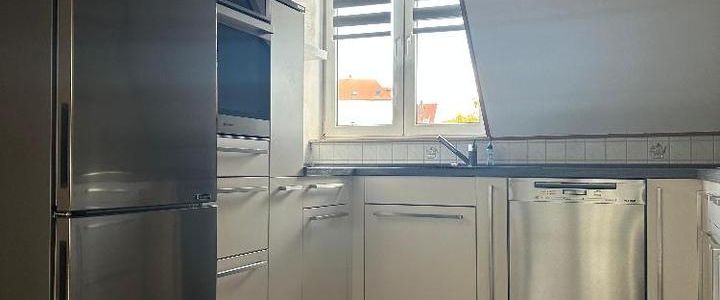 lichtdurchflutete - frisch renovierte - 3 Raum DG Wohnung in ruhiger Lage mit Balkon - Foto 1