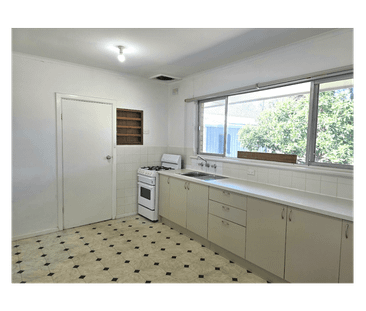 Charming 3-Bedroom, 1-Bathroom Home for Rent in Valley View - Photo 5