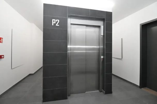 Nabízíme pronájem zánovního zděného bytu 2+kk s balkónem a parkovacím stáním u centra Jihlavy - Photo 1