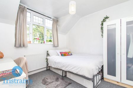 References Pending - 4 bed Semi-Detached House - Photo 5