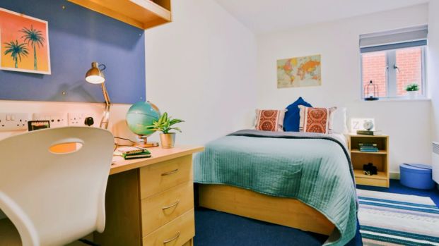 Classic 3 Bed Apartment - Photo 1