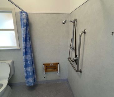 Central Accessible 3 Bedroom Home - Photo 2