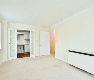 1 bedroom retirement property to rent - Photo 5