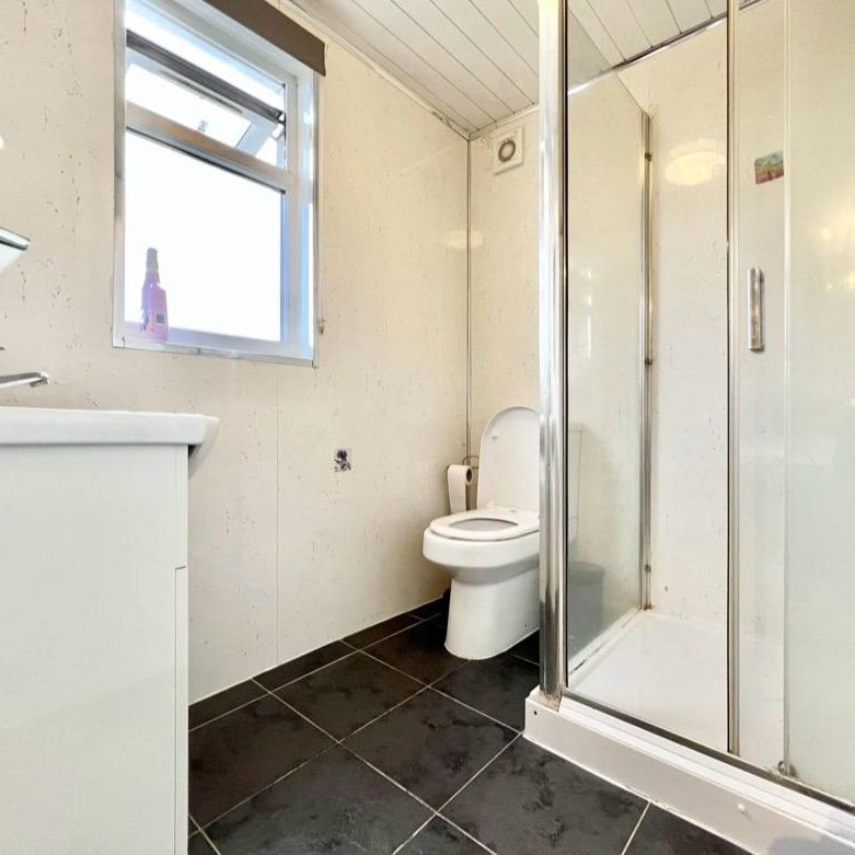 One bedroom second floor flat ideal for working couples- Redbridge - Photo 1