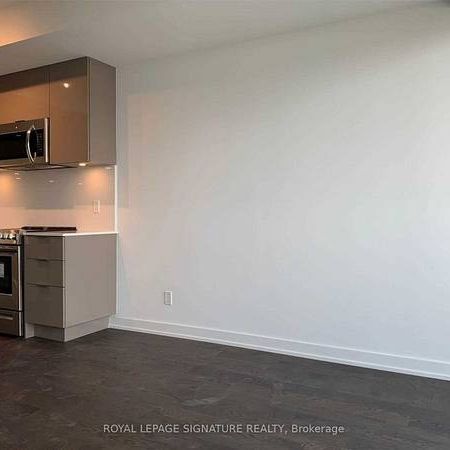 Yonge/Richmond E-Bright Beautiful 1Bdrm+Den 1Bathroom 1Locker - Photo 1