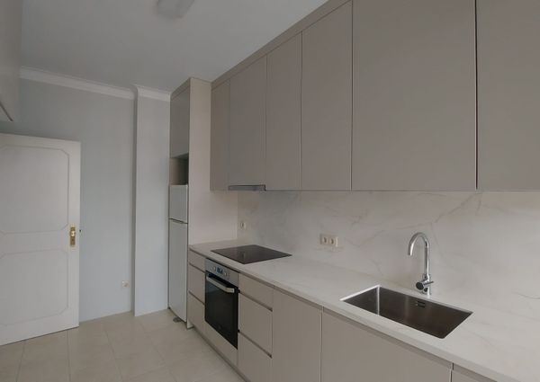 Apartamento T4 para Arrendamento com Garagem em zona prestigiada no Porto