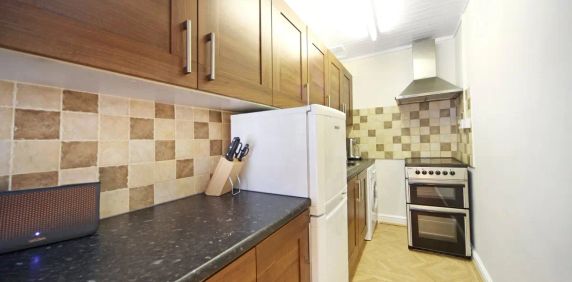 1 bedroom flat in London - Photo 2